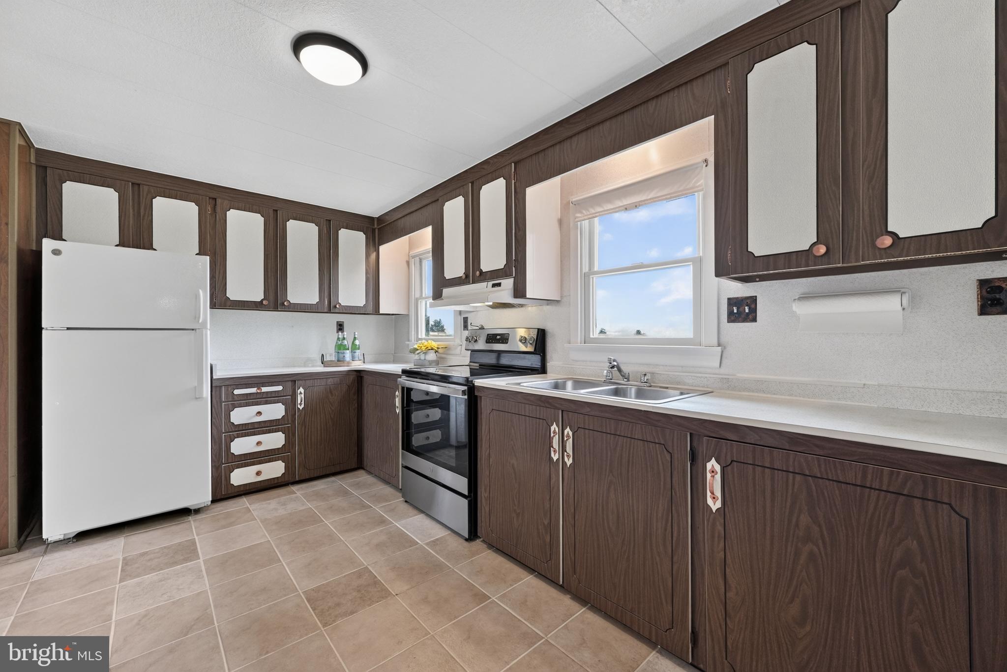 13835 Howard Road Dayton, MD 21036 - Photo 16 of 43 Large kitchen has been thoughtful maintained