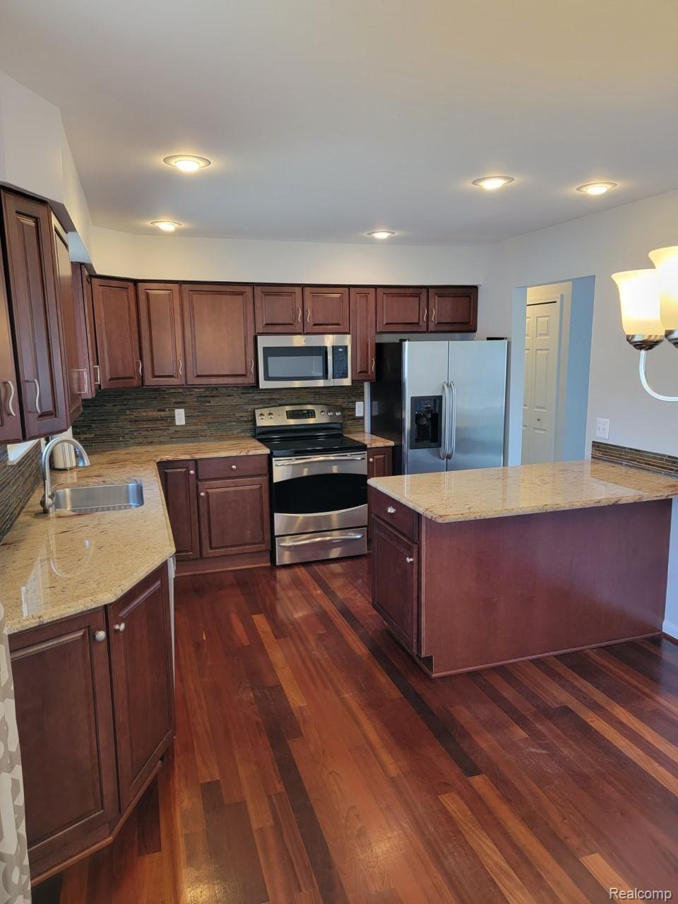 624 Renshaw Street Rochester, MI 48307 - Photo 4 of 29 5.jpg