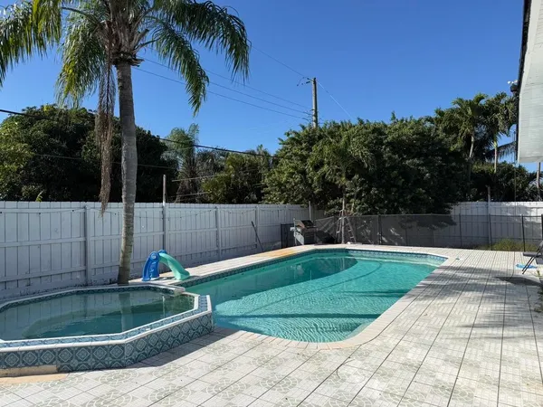 a view of a backyard