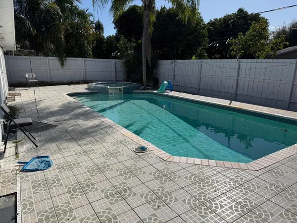 a view of a backyard