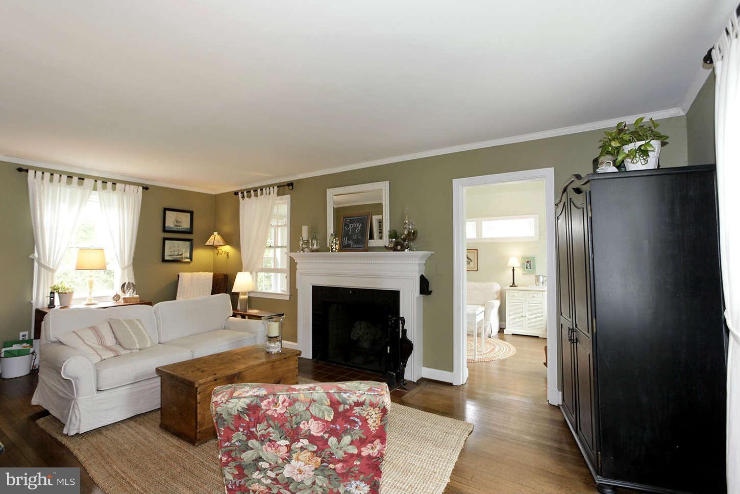 9603 Sutherland Road Silver Spring, MD 20901 - Photo 12 of 30 Living Room