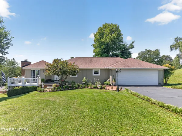 $500,000 | 1031 Montcrest Drive, Lenoir City, TN 37771