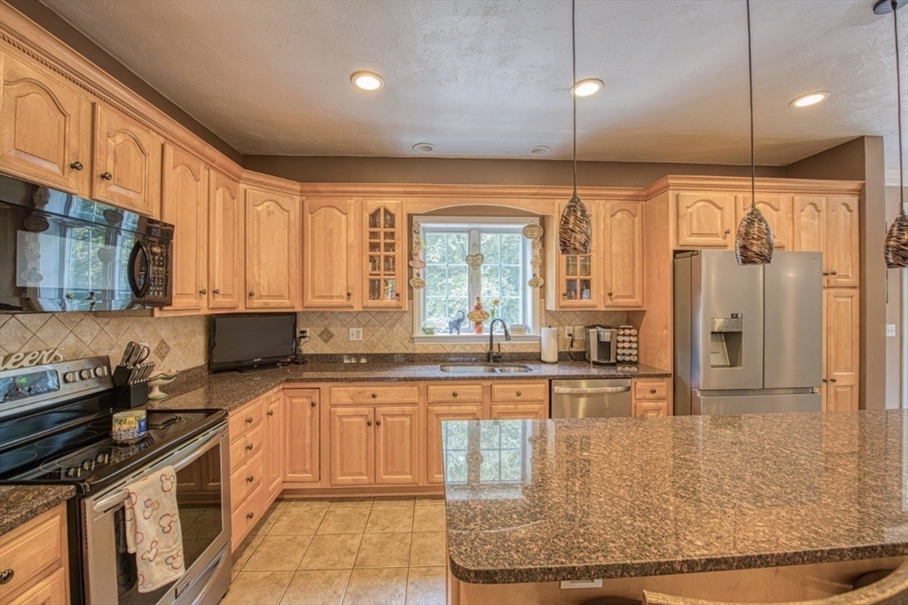 6 Mohawk Road Raynham, MA 02767 - Photo 4 of 41