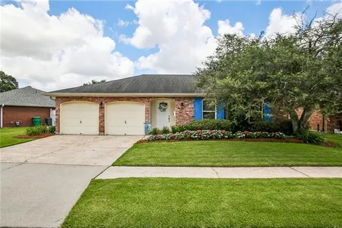 $325,000 | 828 Honeysuckle Street, Gretna, LA 70056