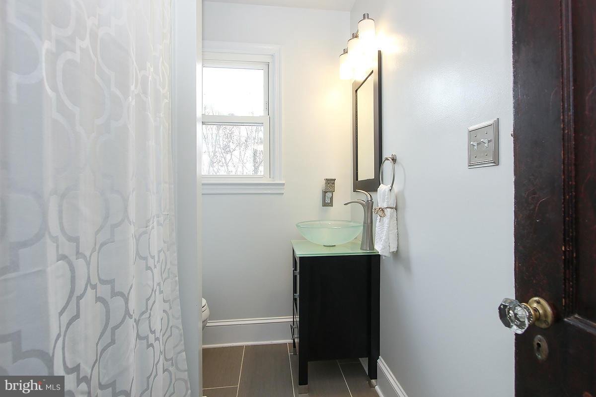 27404 Ridge Road Damascus, MD 20872 - Photo 17 of 27 Bath