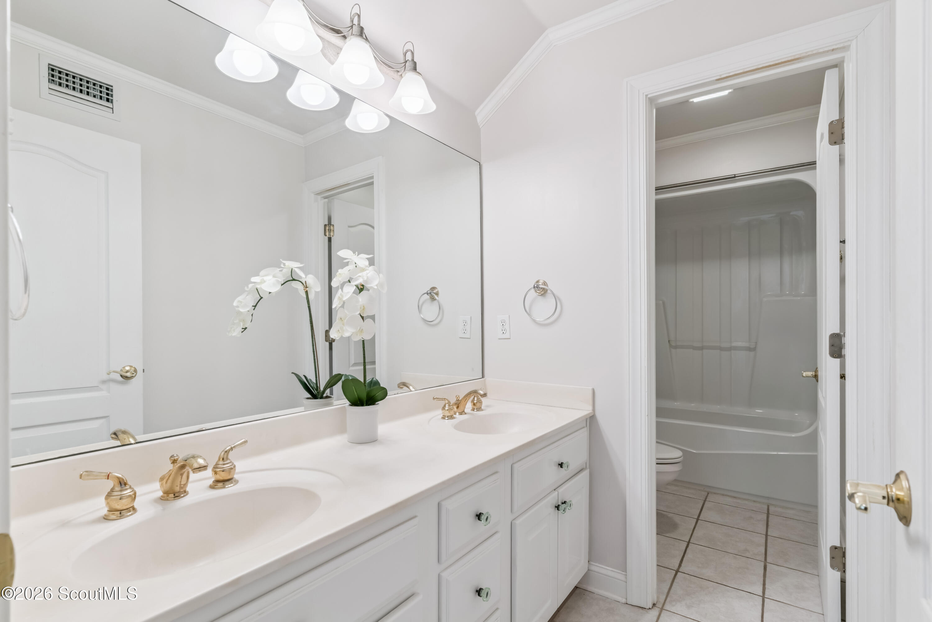 218 Rice Mill St. Simons Island, GA 31522 - Photo 22 of 41 UPSTAIRS BATHROOM