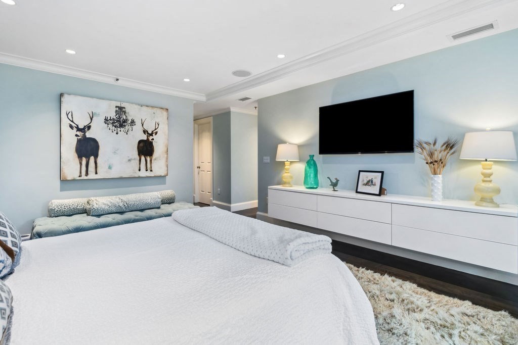 157 Newbury Street, Unit 4 Boston, MA 02116 - Photo 12 of 26 a bedroom with a bed and a flat screen tv