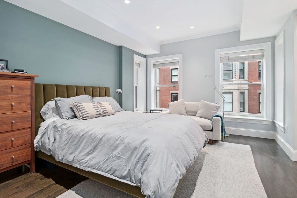 157 Newbury Street, Unit 4 Boston, MA 02116 - Photo 17 of 26 a bed room with a bed and a window