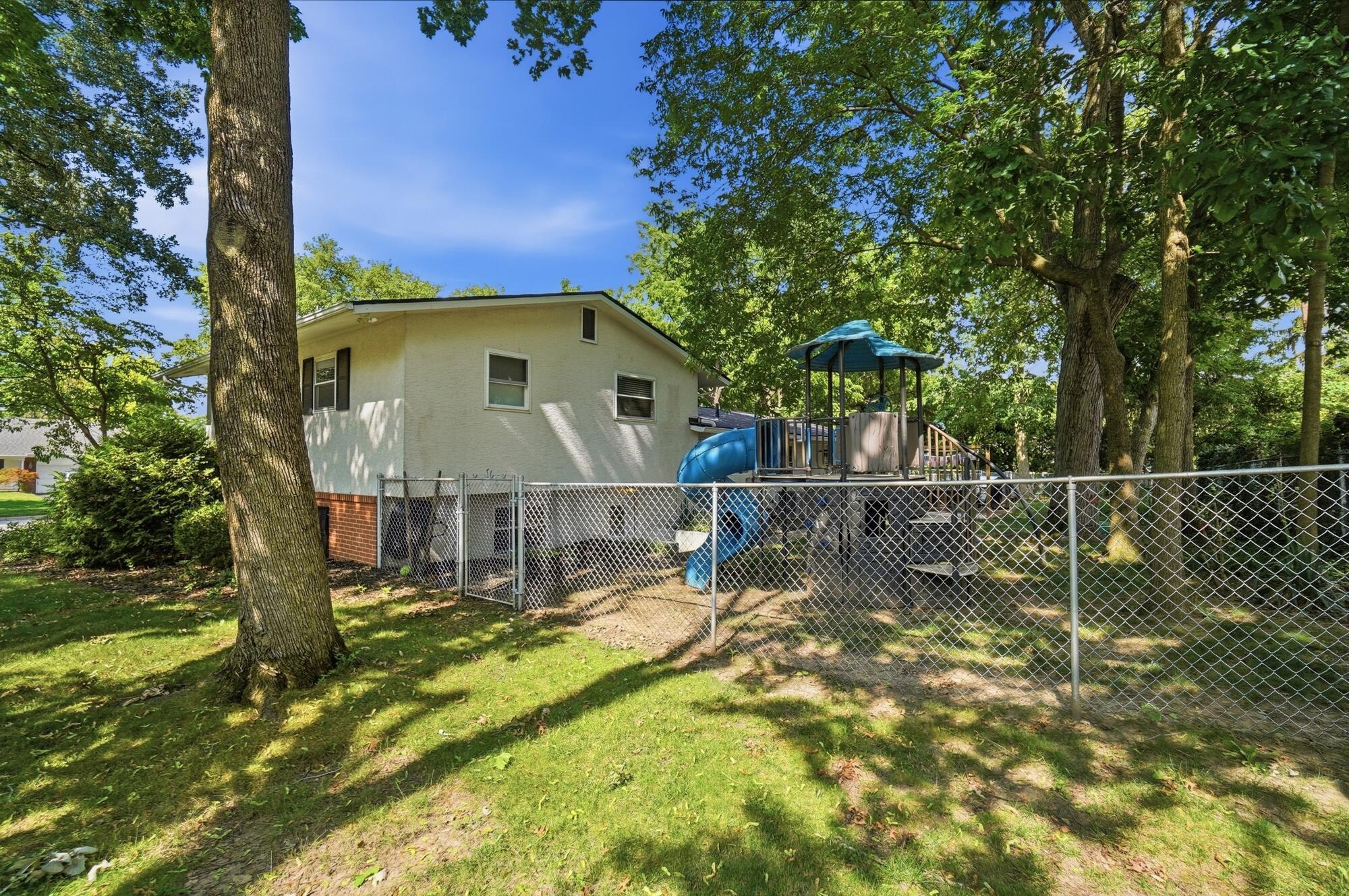 1381 Zollinger Road Columbus, OH 43221 - Photo 61 of 68 074