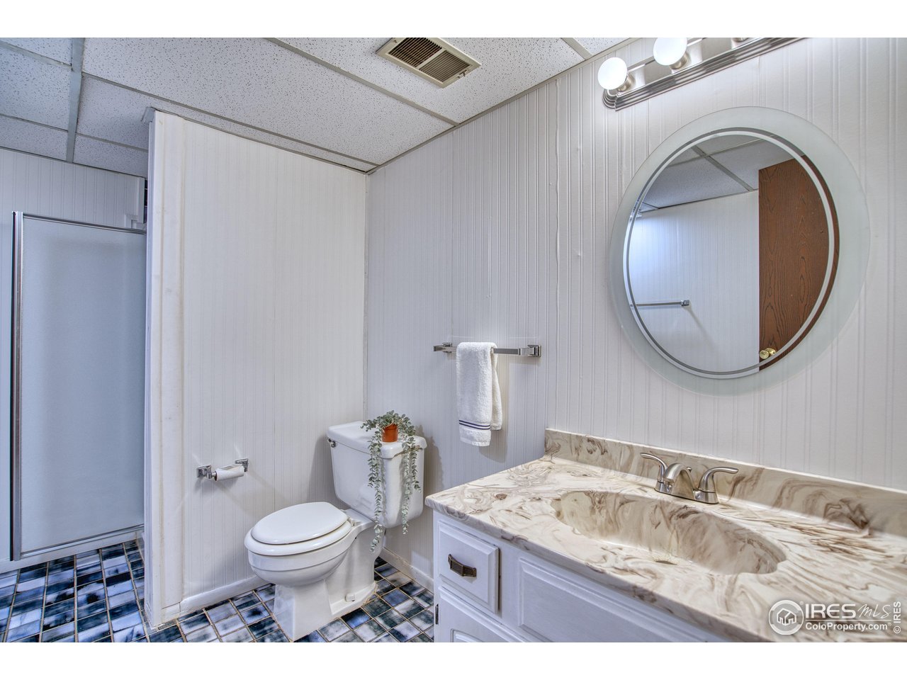 1925 28th Avenue, Unit 30 Greeley, CO 80634 - Photo 29 of 34 a bathroom with a sink and a mirror