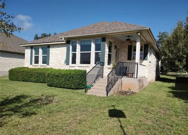 a view of a house with a yard