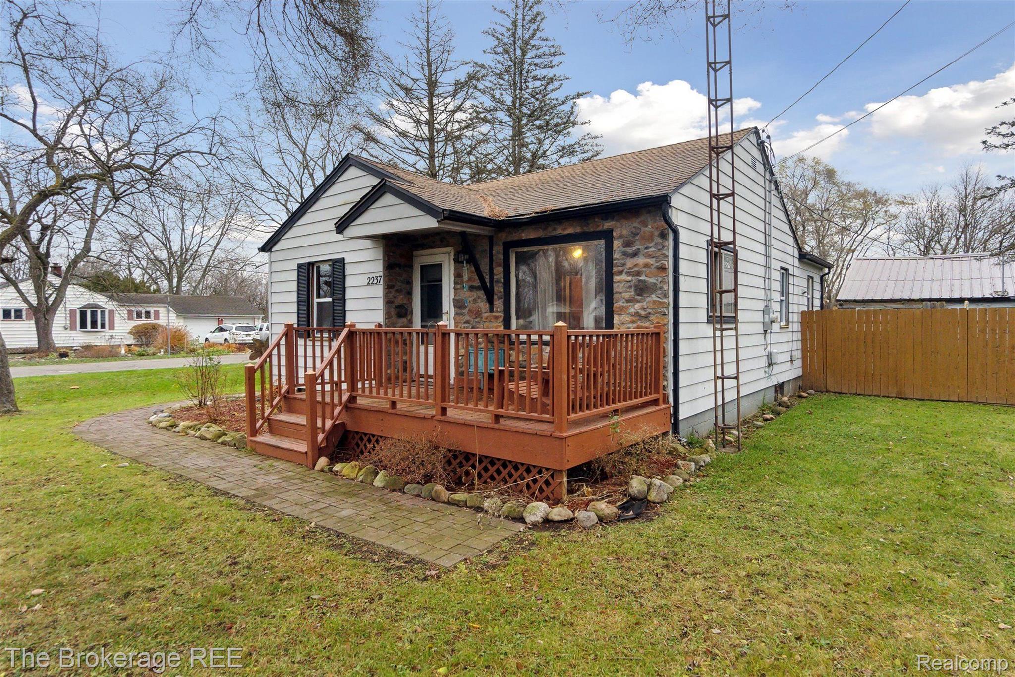 2237 Howe Road Burton, MI 48519 - Photo 2 of 32 Gallery Image 2
