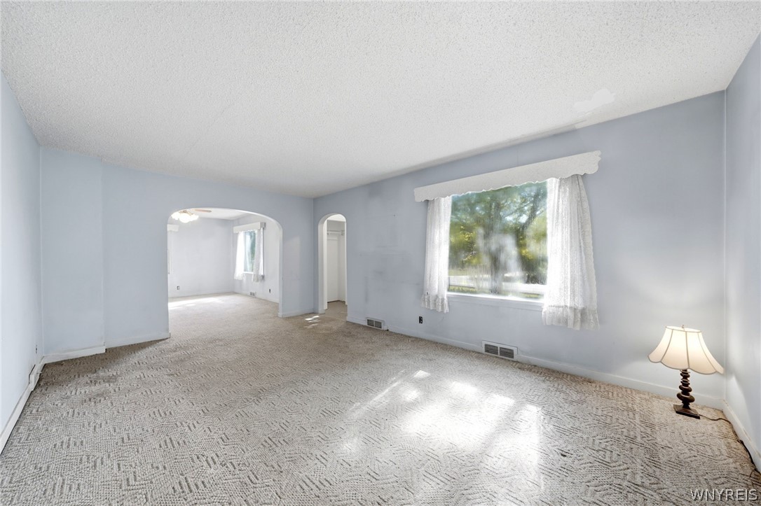 6467 Chestnut Ridge Road Orchard Park, NY 14127 - Photo 10 of 45 Living Room
