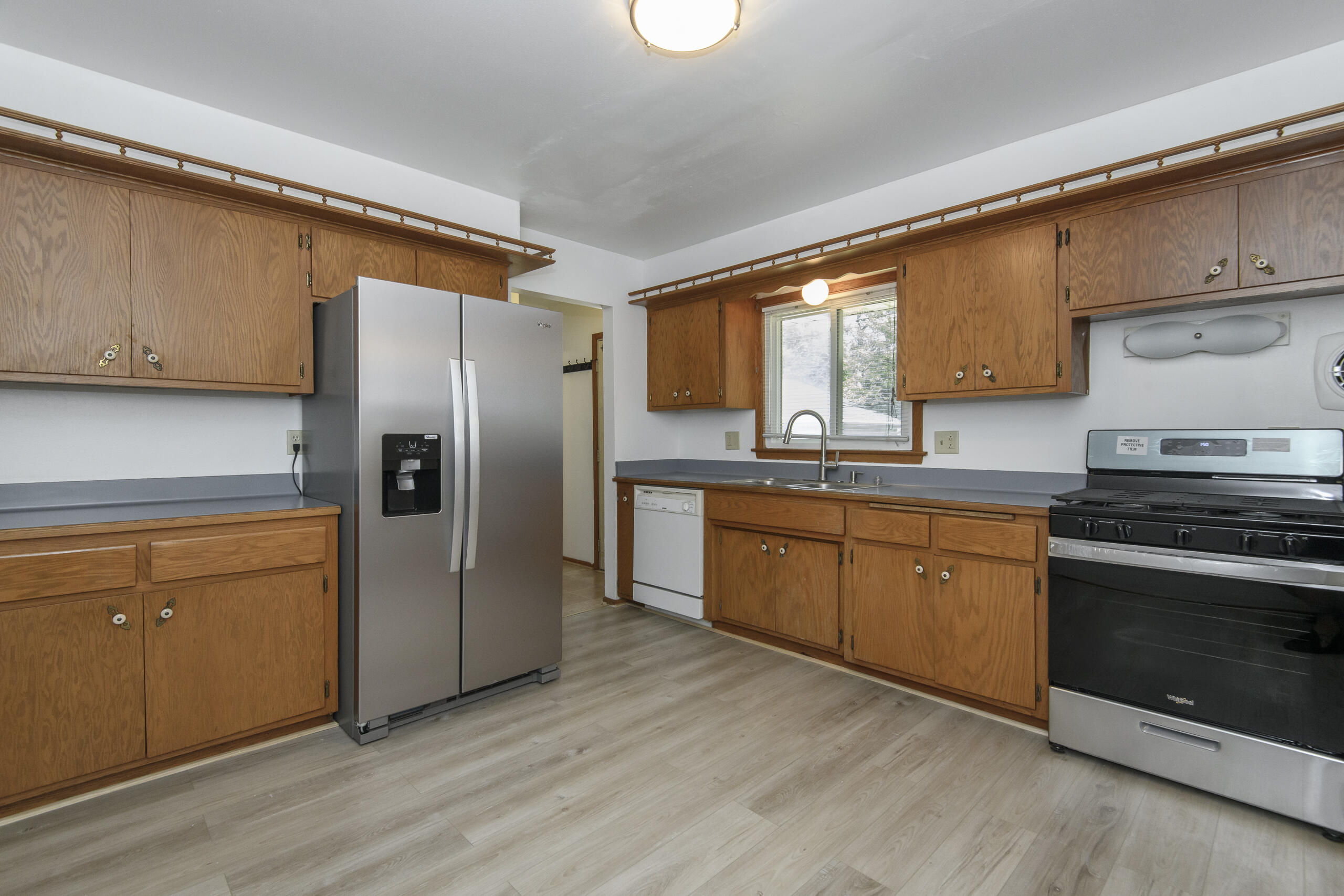 7016 North 86th Street Milwaukee, WI 53224 - Photo 9 of 40 Kitchen