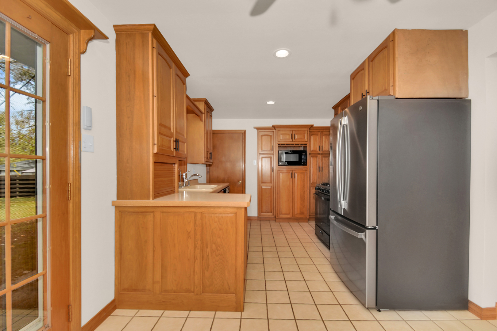 1110 Pine Bluff Road Morris, IL 60450 - Photo 10 of 28 a kitchen with stainless steel appliances a refrigerator and a stove