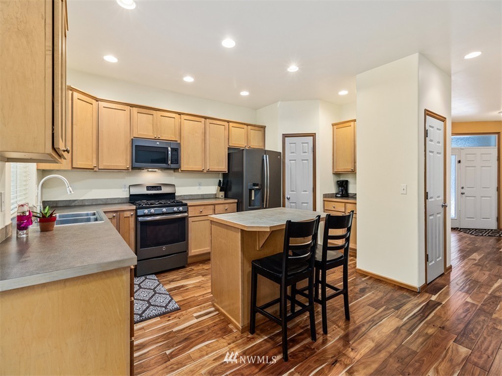 12043 Southeast 186th Street Renton, WA 98058 - Photo 6 of 23 Gallery Image 6