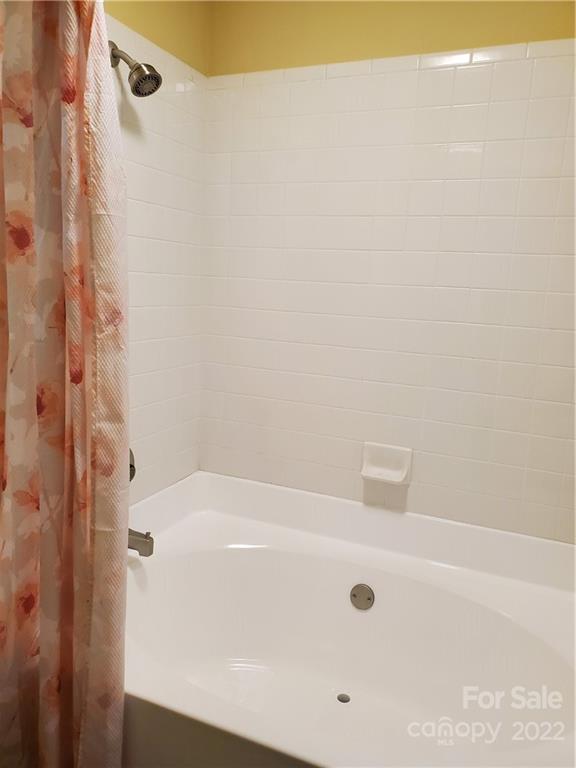 8919 Vicksburg Road Charlotte, NC 28227 - Photo 15 of 22 a bathroom with a tub