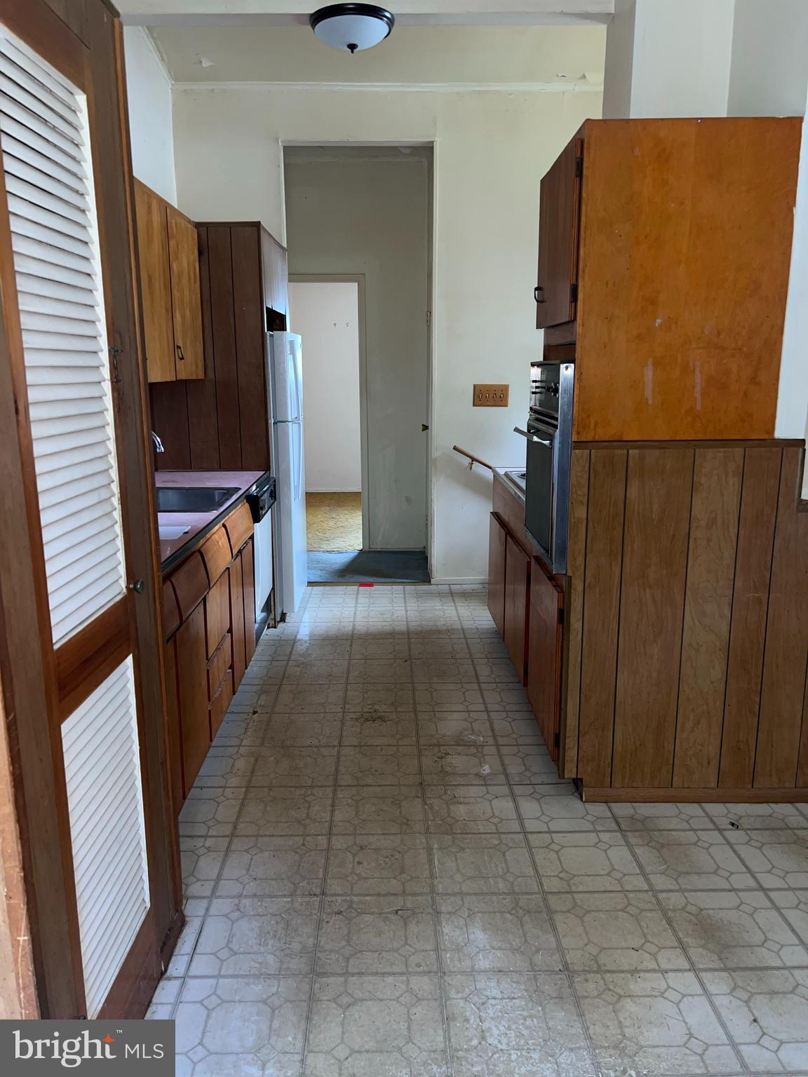 8206 Arrowhead Road Baltimore, MD 21208 - Photo 6 of 11 KITCHEN