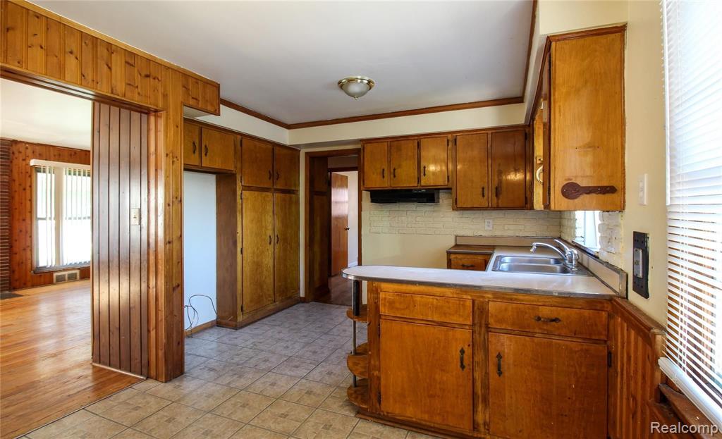 16515 East 8 Mile Road Eastpointe, MI 48021 - Photo 7 of 17