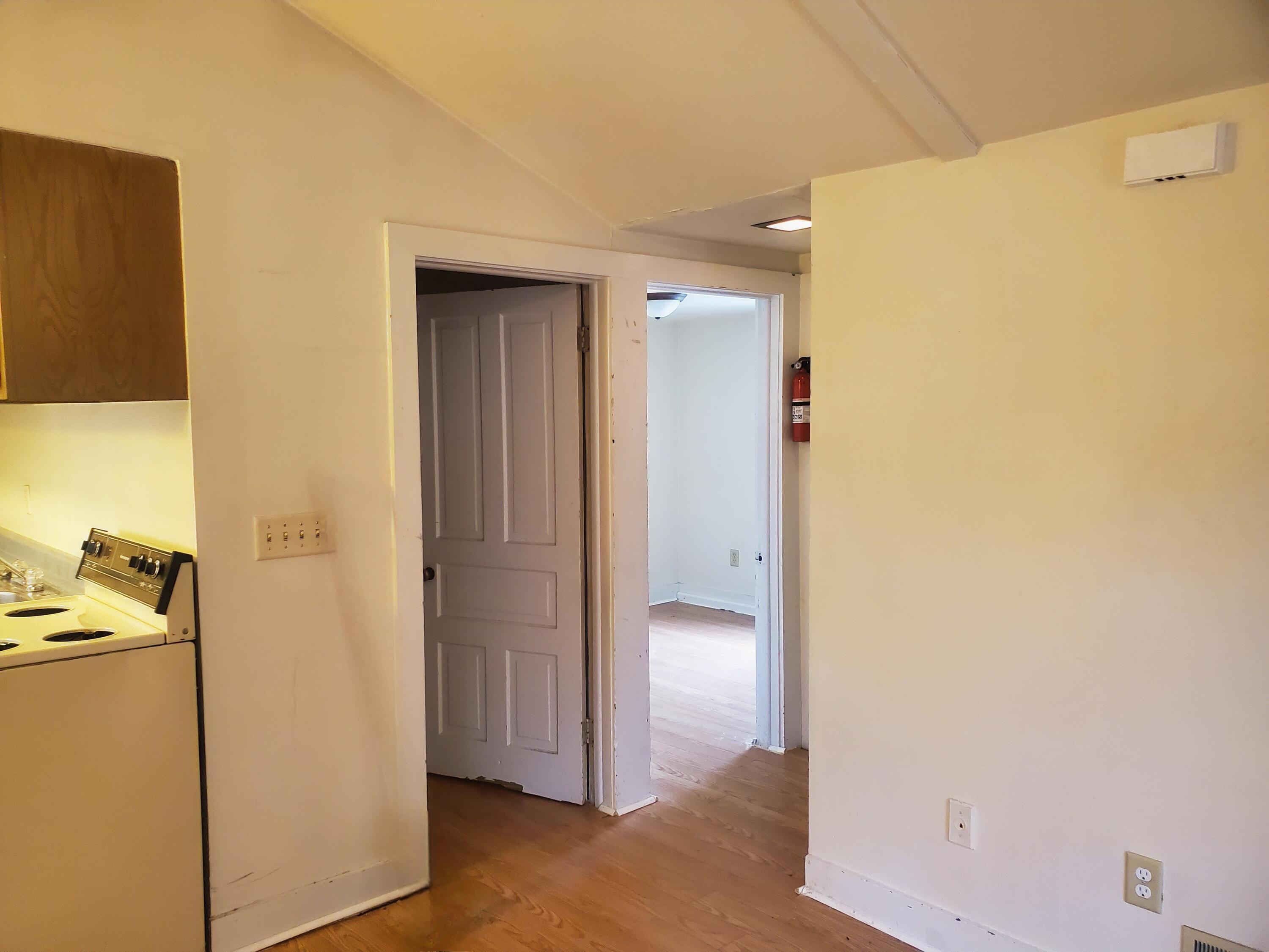 320 Reed Street Kalamazoo, MI 49001 - Photo 5 of 9 Living Room US 2