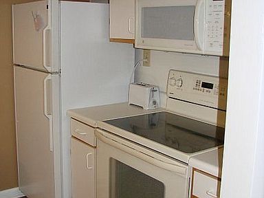 102 Calhoun Street, Unit 113 Clemson, SC 29631 - Photo 7 of 9 Glasstop range and built in microwave. Photos tak