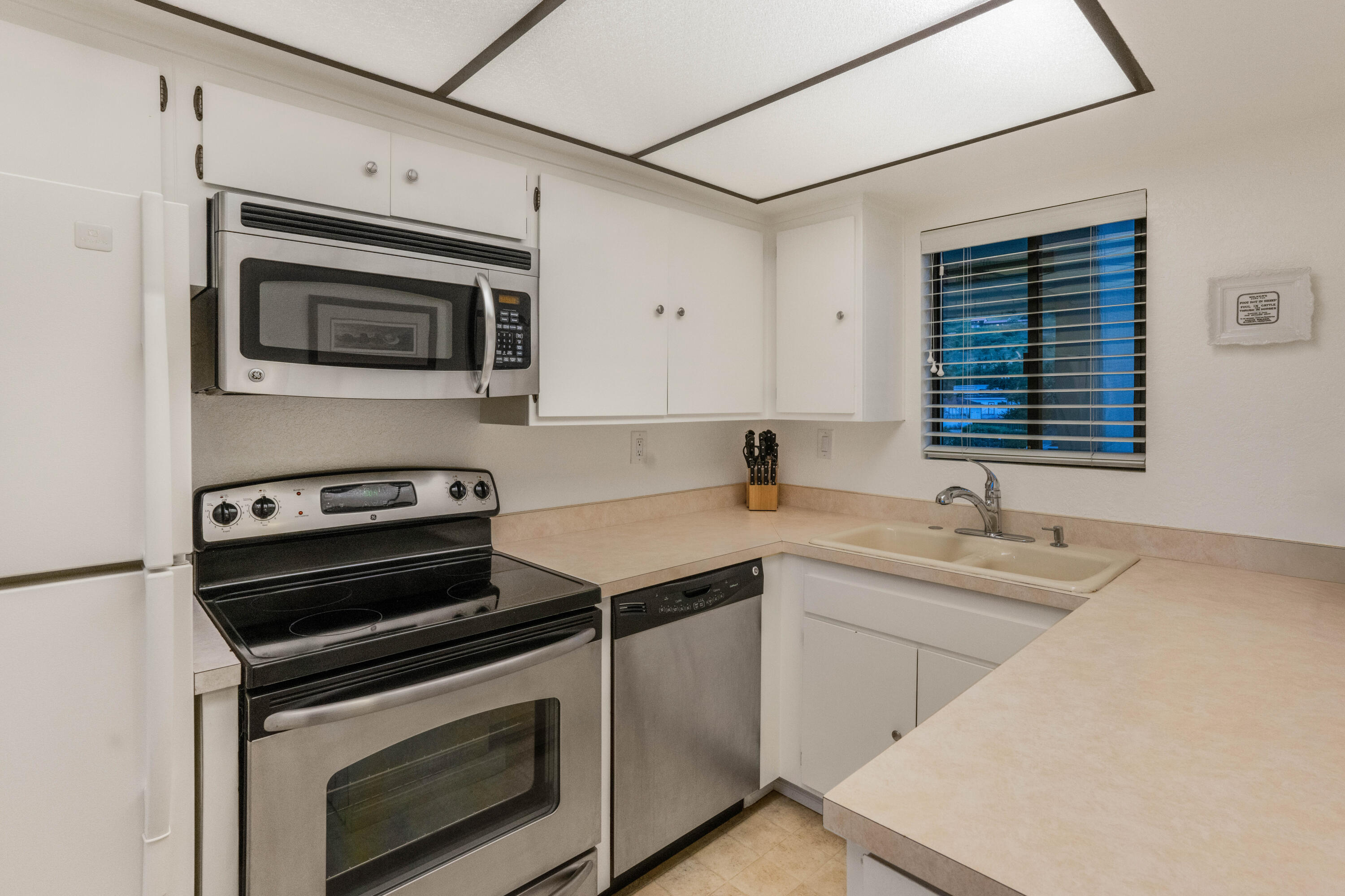 3375 Foothill Road, Unit 1132 Carpinteria, CA 93013 - Photo 4 of 41 Kitchen