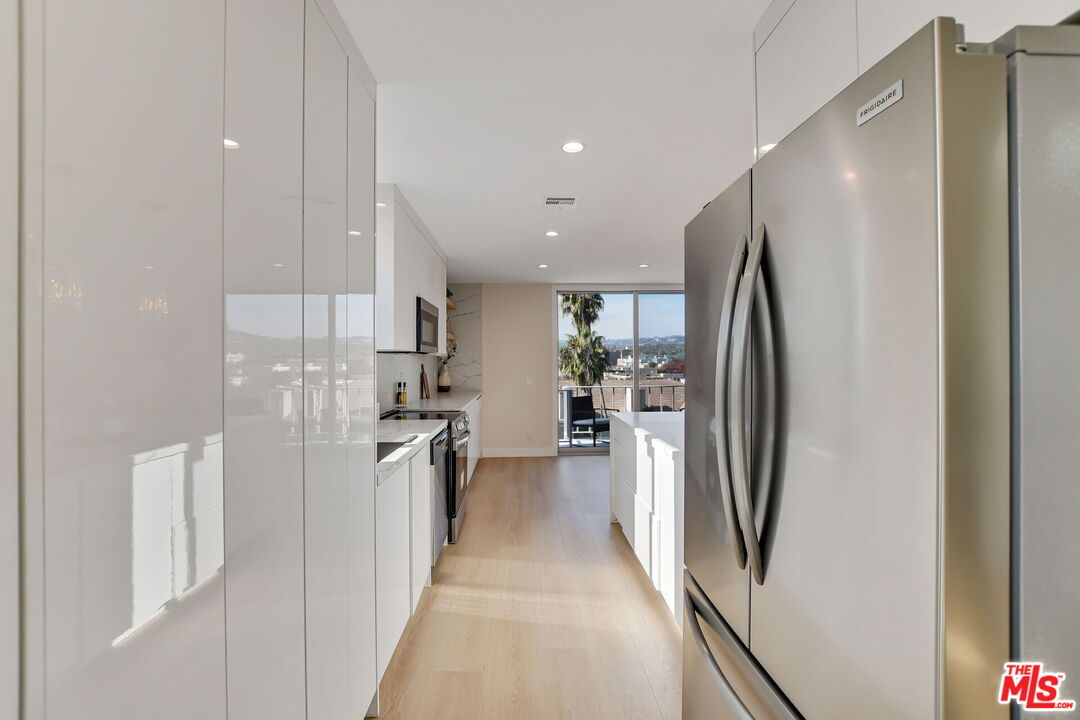 100 South Doheny Drive, Unit 705 Los Angeles, CA 90048 - Photo 12 of 43