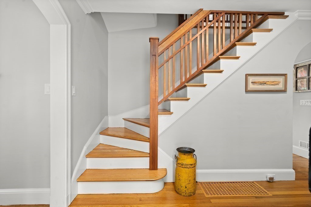 72 Fairlee Road Newton, MA 02468 - Photo 5 of 40
