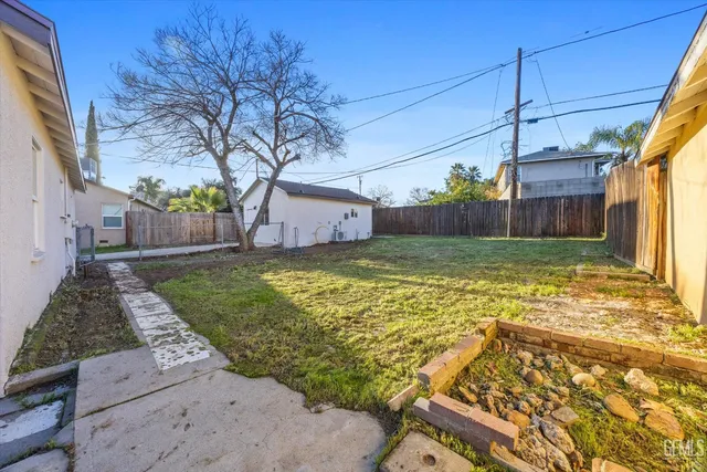 a view of a backyard