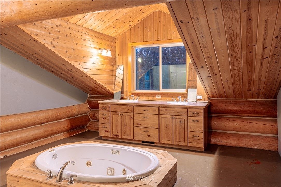 345 Seylor Valley Road Inchelium, WA 99138 - Photo 11 of 28 a bathroom with a bathtub and window