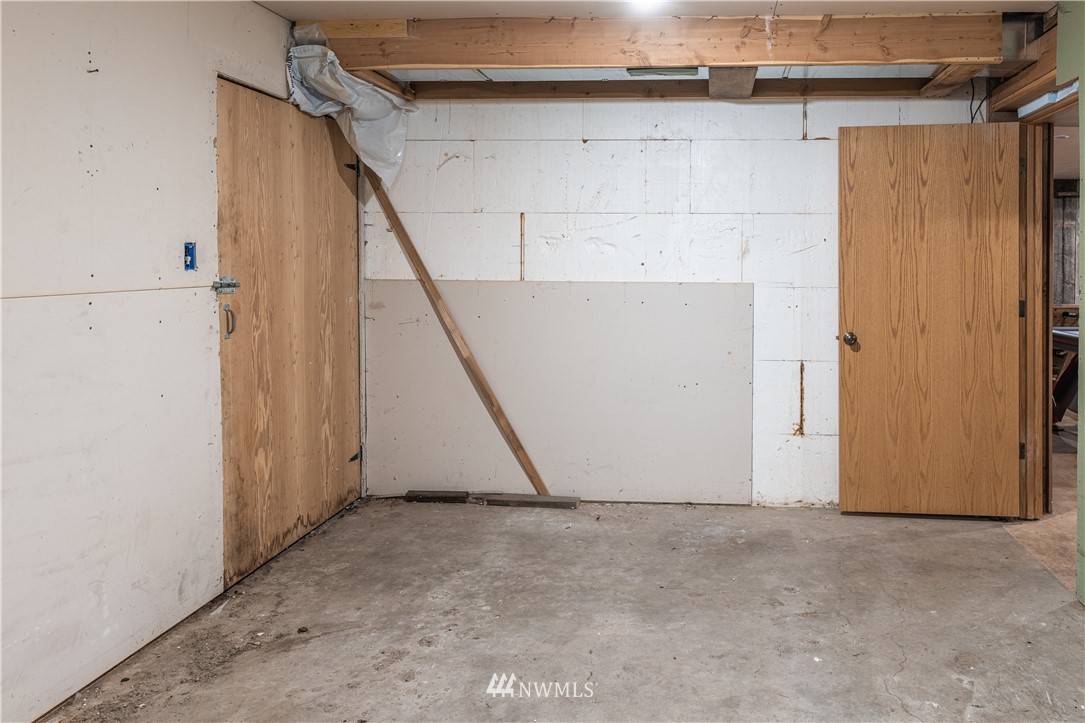 345 Seylor Valley Road Inchelium, WA 99138 - Photo 23 of 28 a view of a garage