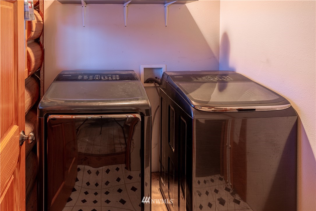 345 Seylor Valley Road Inchelium, WA 99138 - Photo 6 of 28 a utility room with dryer and washer