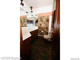58 Manor Road Bloomfield Hills, MI 48304 - Photo 8 of 23 Master bathroom