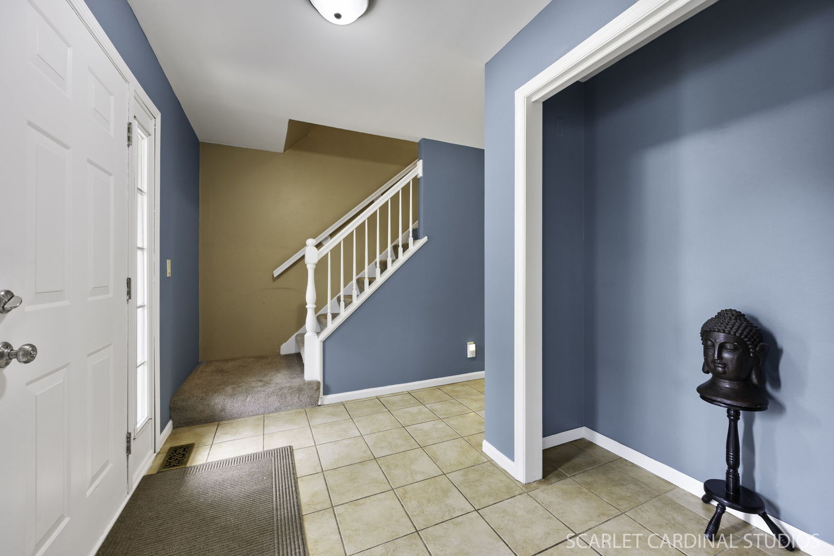 3100 Compton Road Aurora, IL 60504 - Photo 6 of 27 a view of a livingroom with entryway