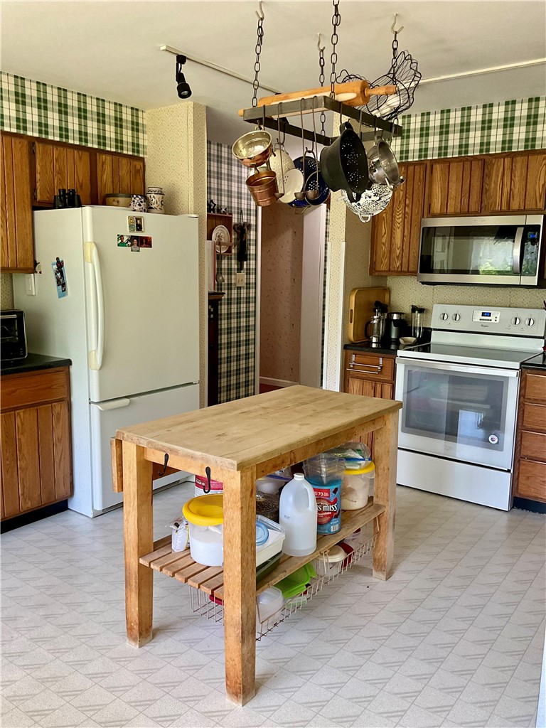 118 Snowburg Road Southport, NY 14871 - Photo 11 of 50 This adorable butcher block stays.