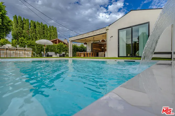 a view of a house with backyard and porch