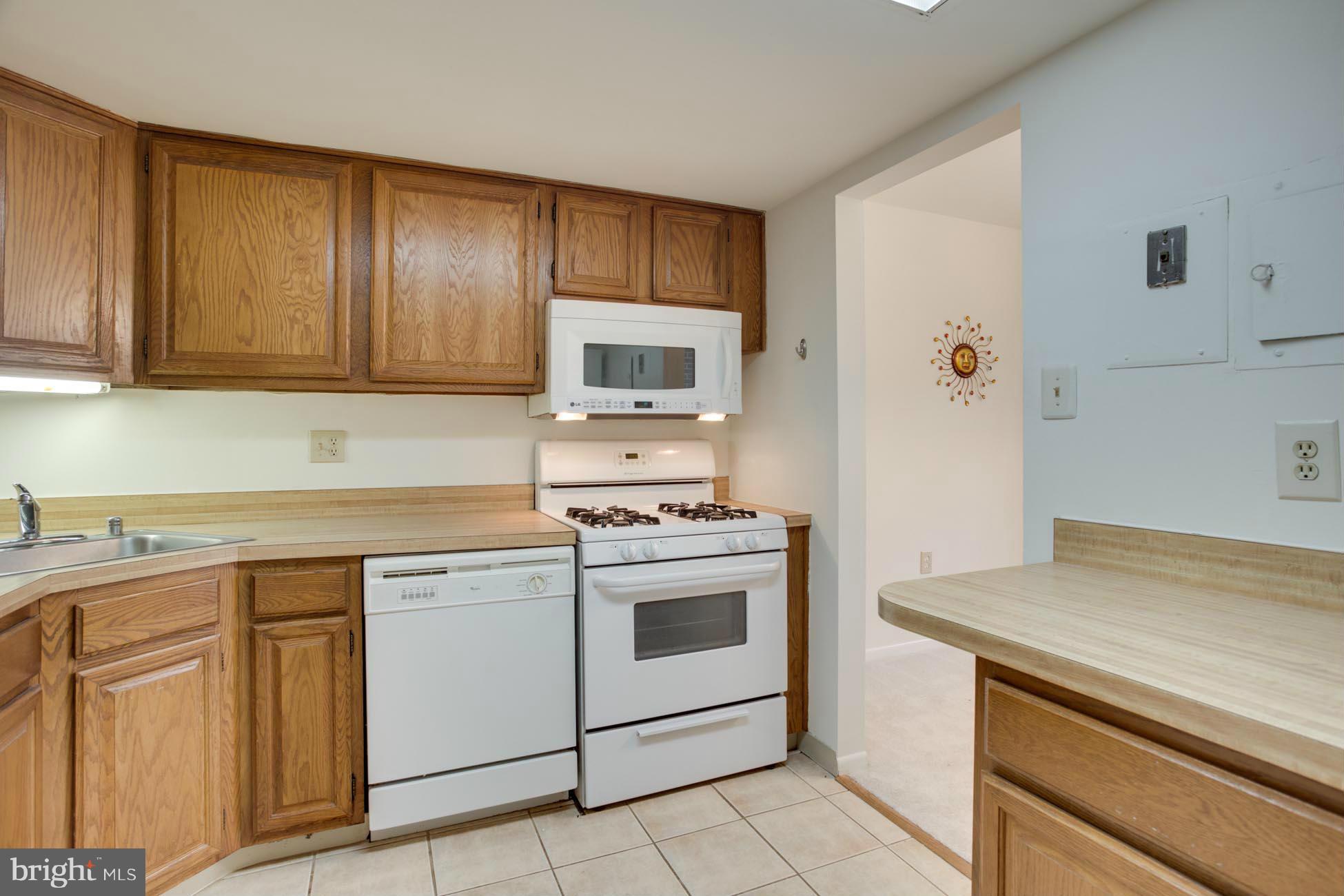 1552 Northgate Square, Unit 22B Reston, VA 20190 - Photo 5 of 21 Kitchen