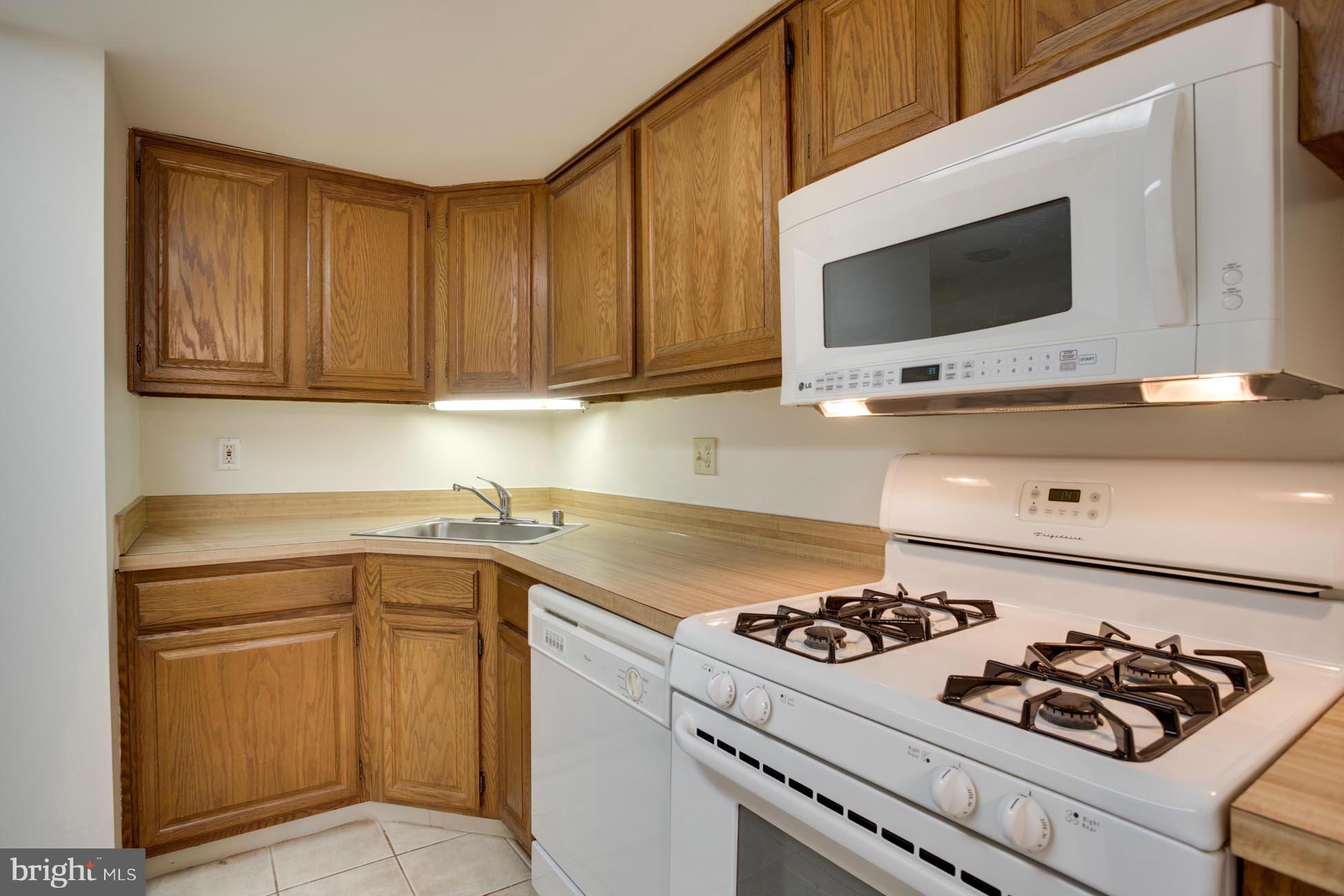 1552 Northgate Square, Unit 22B Reston, VA 20190 - Photo 6 of 21 Kitchen