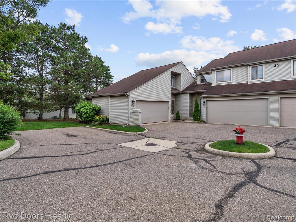 720 Eton Court Rochester Hills, MI 48307 - Photo 3 of 41