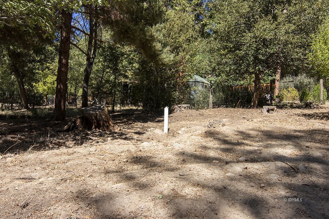 Tahquitz Road Idyllwild, CA 92549 - Photo 8 of 11 a backyard of a house with table and chairs