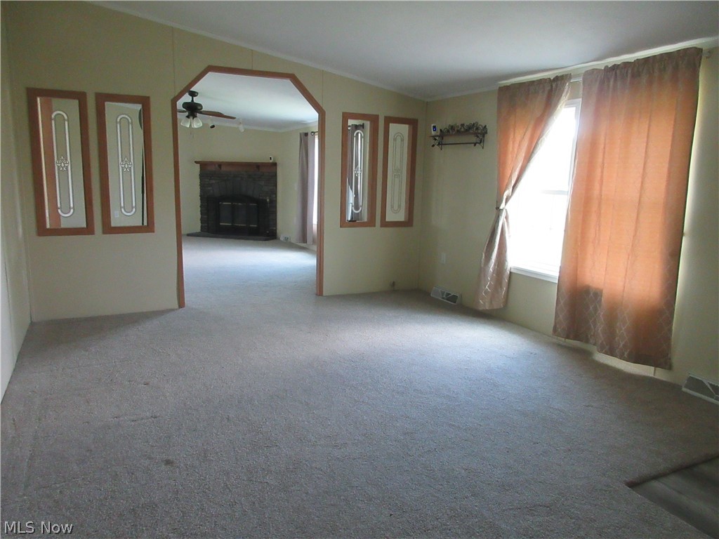 5232 Russell Road Andover, OH 44003 - Photo 9 of 16 Entrance/Livingroom