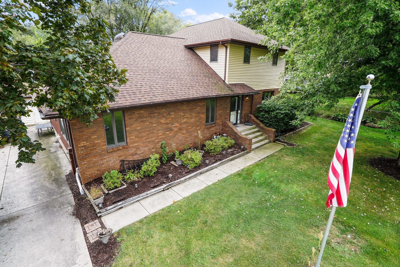 25123 South Chicago Road Elwood, IL 60421 - Photo 1 of 42 a front view of a house with a yard