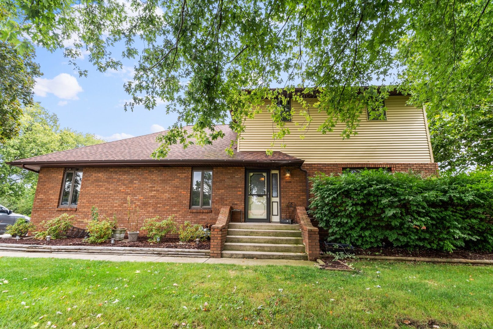 25123 South Chicago Road Elwood, IL 60421 - Photo 3 of 42 a front view of a house with garden