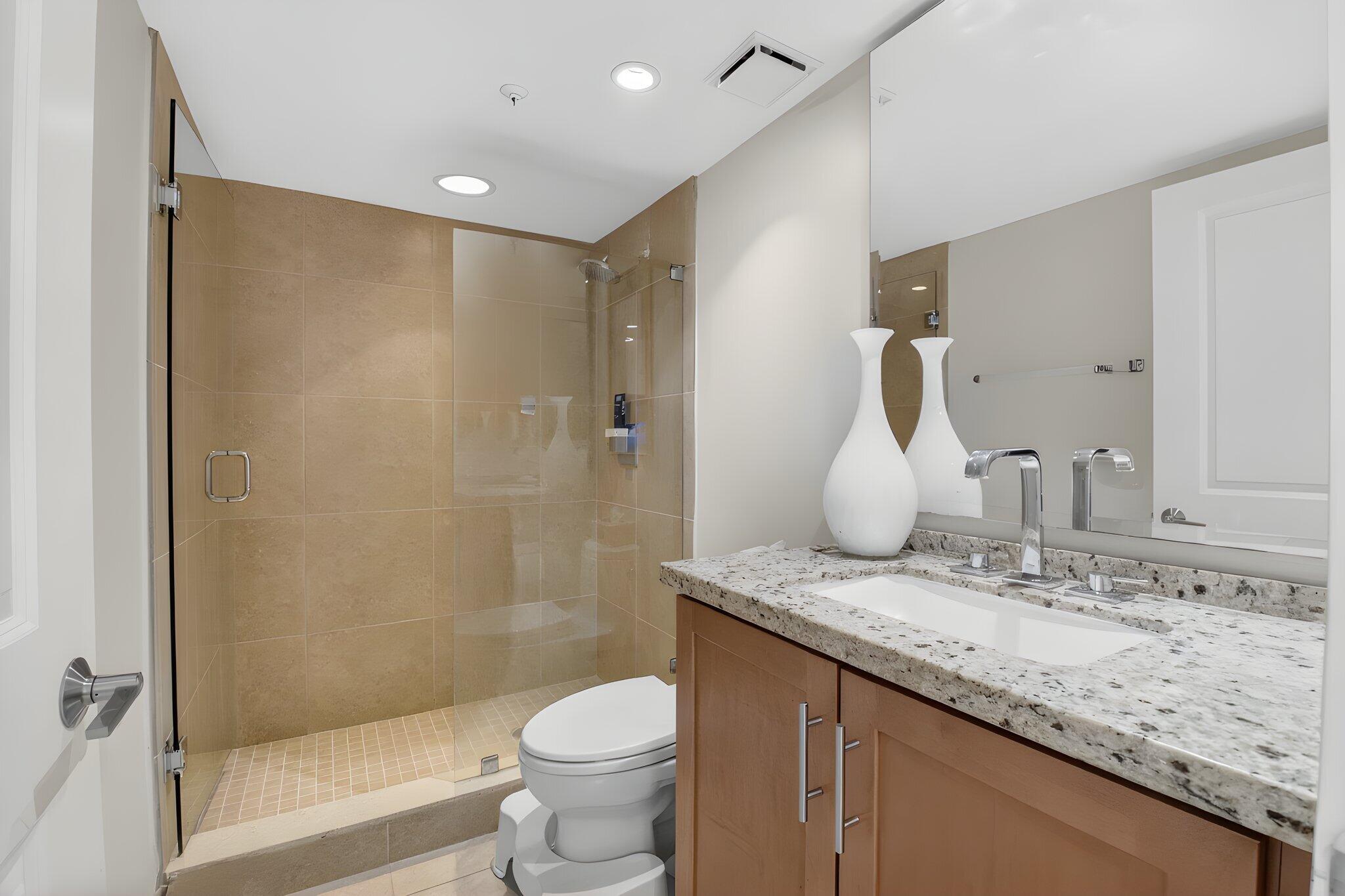 7786 Lakeside Boulevard, Unit 653 Boca Raton, FL 33434 - Photo 23 of 61 2nd Bathroom