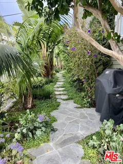 a black and white photo of a living room
