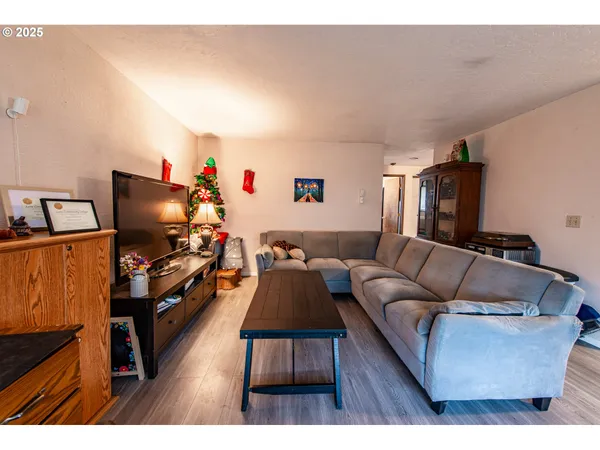 $435,000 | 353 71st Street, Springfield, OR 97478