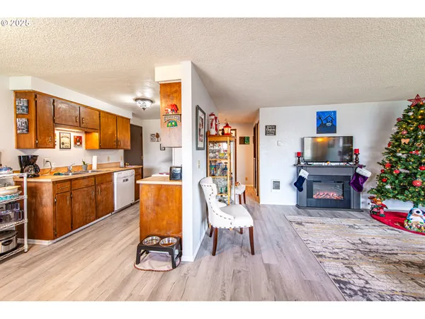 $435,000 | 353 71st Street, Springfield, OR 97478