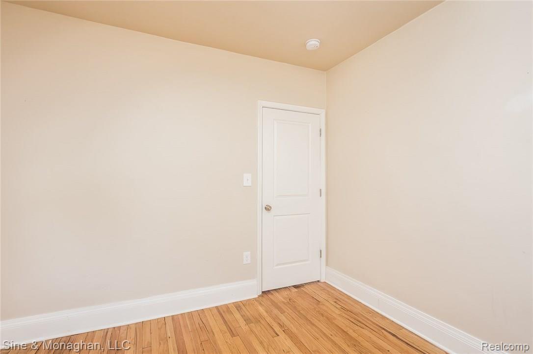 916 Rivard Boulevard Grosse Pointe, MI 48230 - Photo 17 of 73 017-Bedroom-2930099-medium.jpg