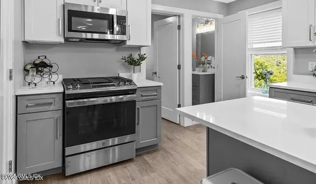 $3,000 | 168 North Water Street, Unit 2L, Greenwich, CT 06830