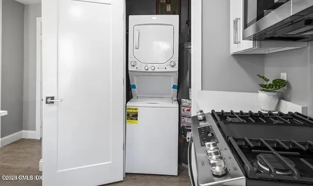 $3,000 | 168 North Water Street, Unit 2L, Greenwich, CT 06830